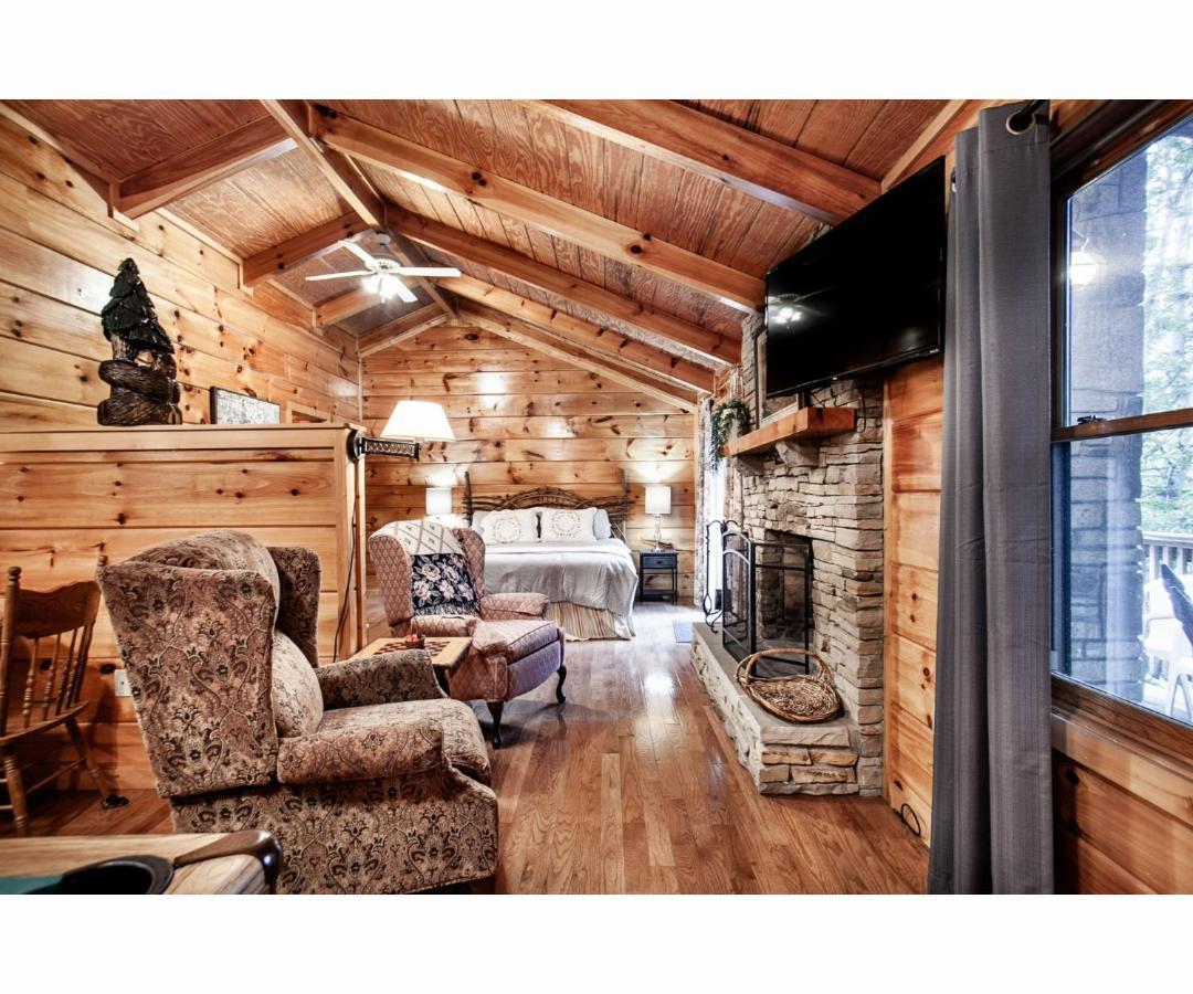 Peekaboo With Hot Tub, Pool Table, And Jacuzzi Holiday home *