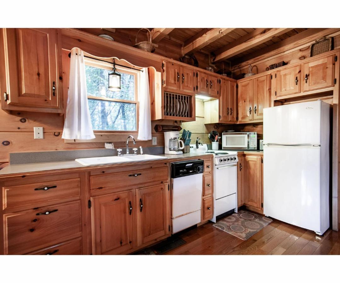Sweet Dreams With Romantic, Hot Tub And Pool Table * Pigeon Forge