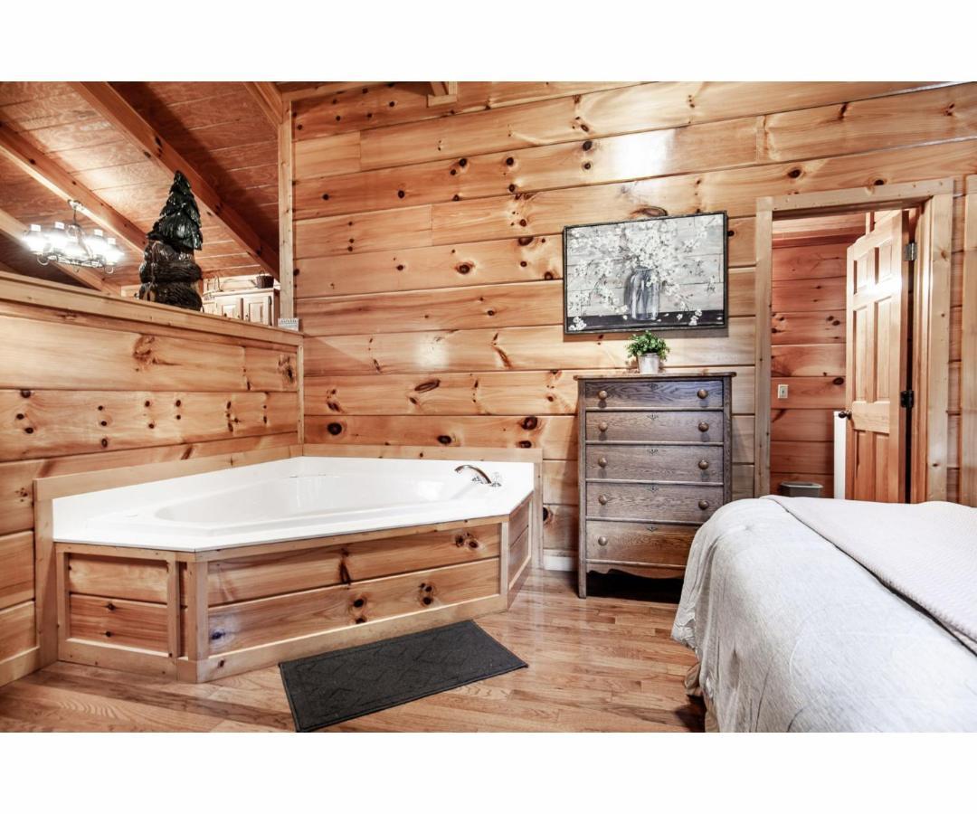 Peekaboo With Hot Tub, Pool Table, And Jacuzzi Holiday home