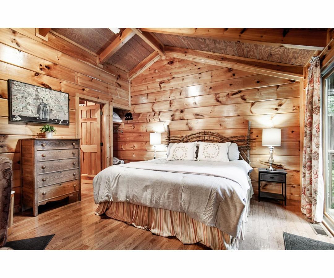 Peekaboo With Hot Tub, Pool Table, And Jacuzzi Pigeon Forge