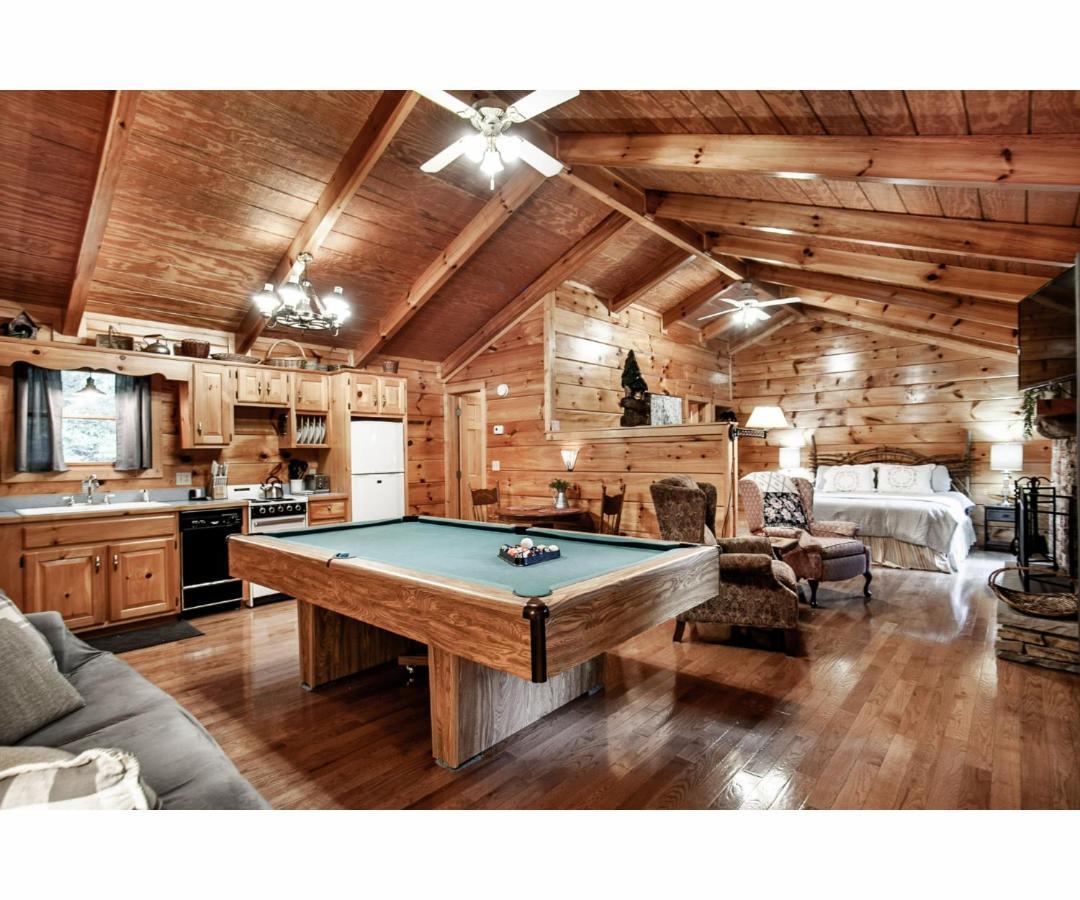 Peekaboo With Hot Tub, Pool Table, And Jacuzzi * Pigeon Forge