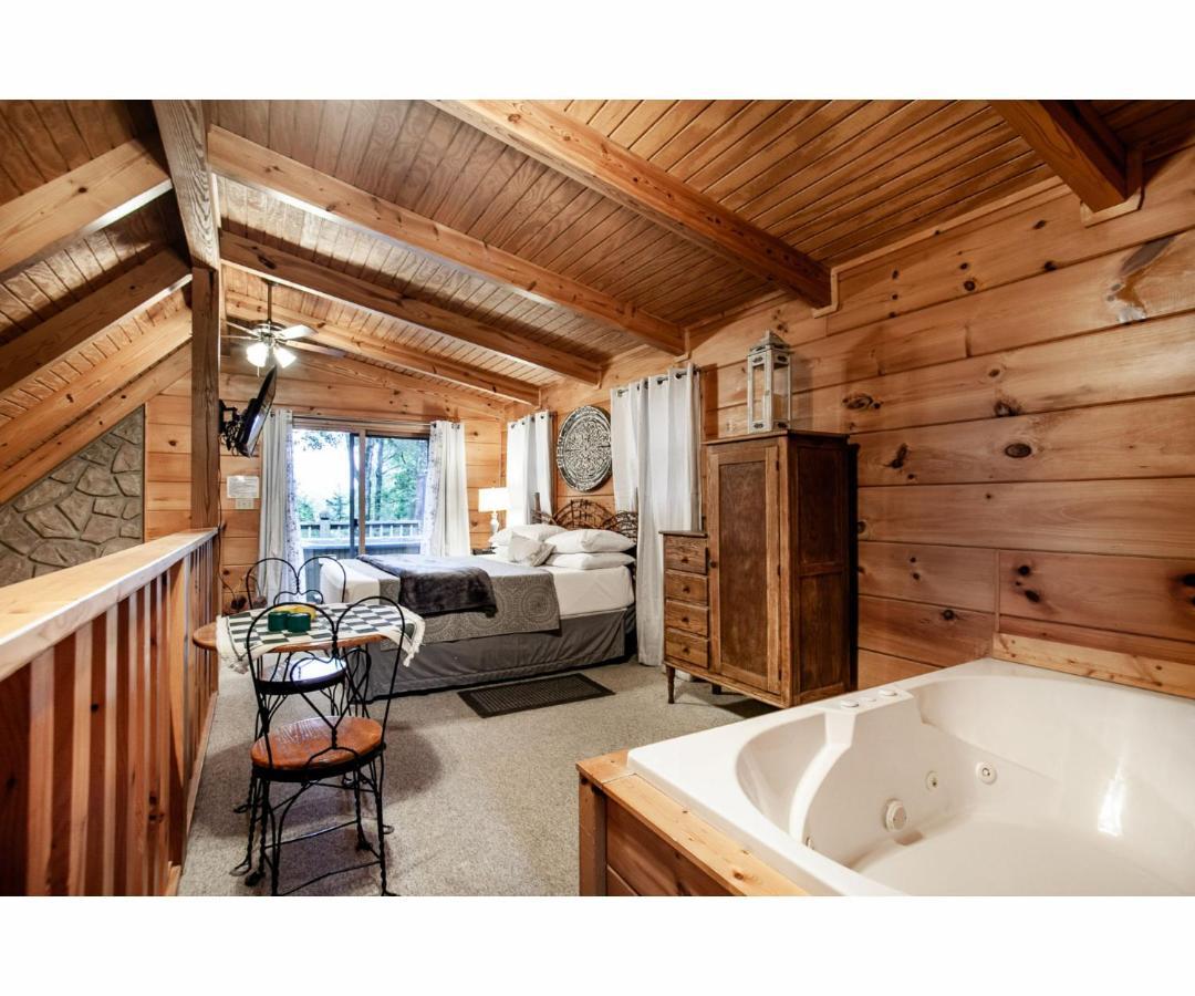 Sweet Dreams With Romantic, Hot Tub And Pool Table Holiday home Pigeon Forge
