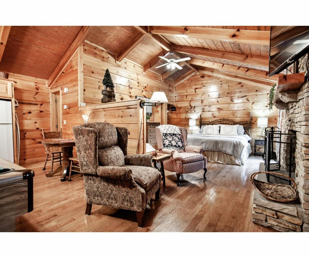 Peekaboo With Hot Tub, Pool Table, And Jacuzzi *