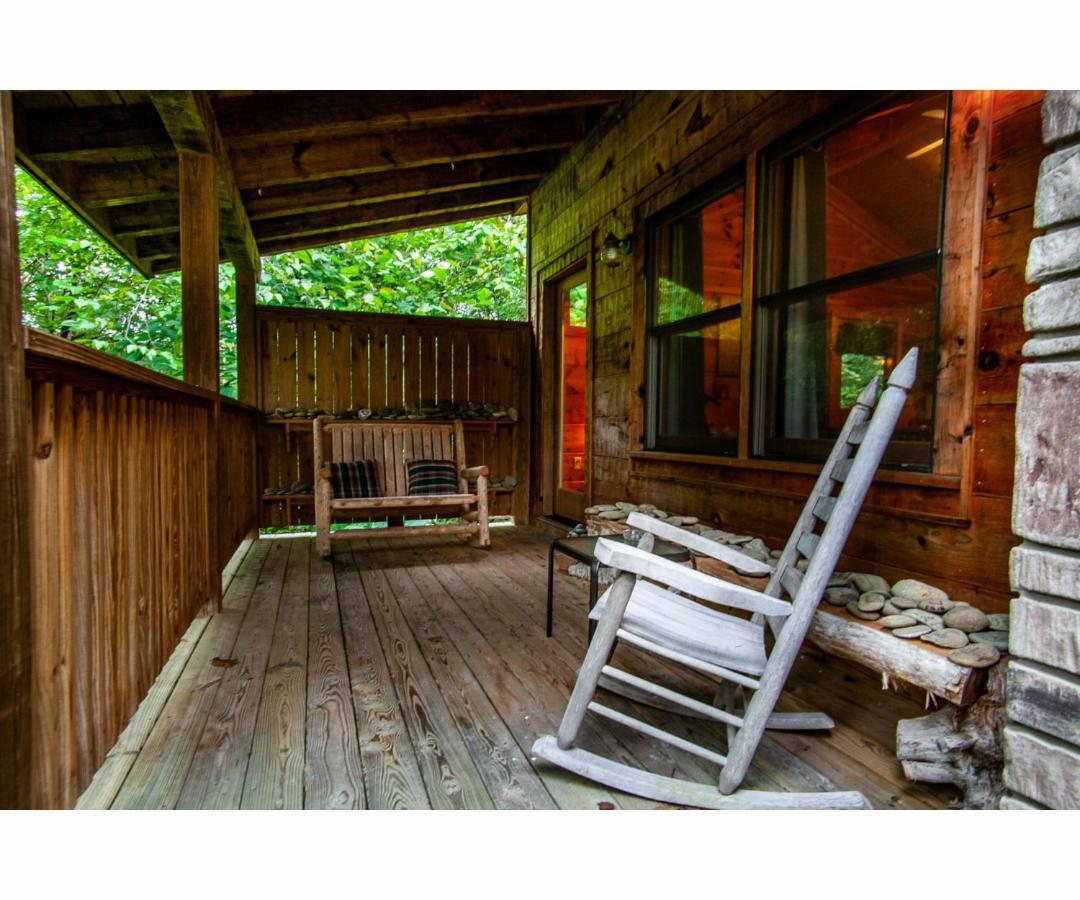 Peekaboo With Hot Tub, Pool Table, And Jacuzzi Pigeon Forge