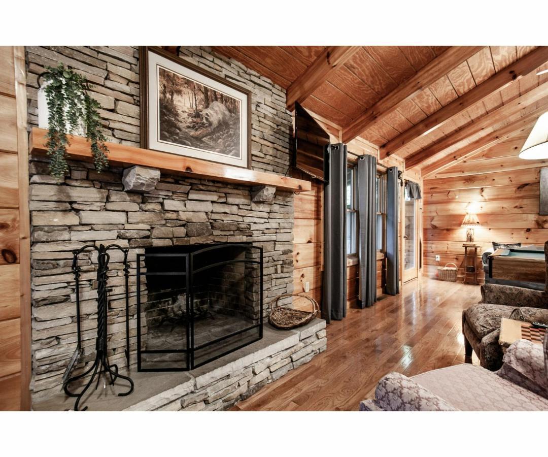 Peekaboo With Hot Tub, Pool Table, And Jacuzzi Holiday home Pigeon Forge