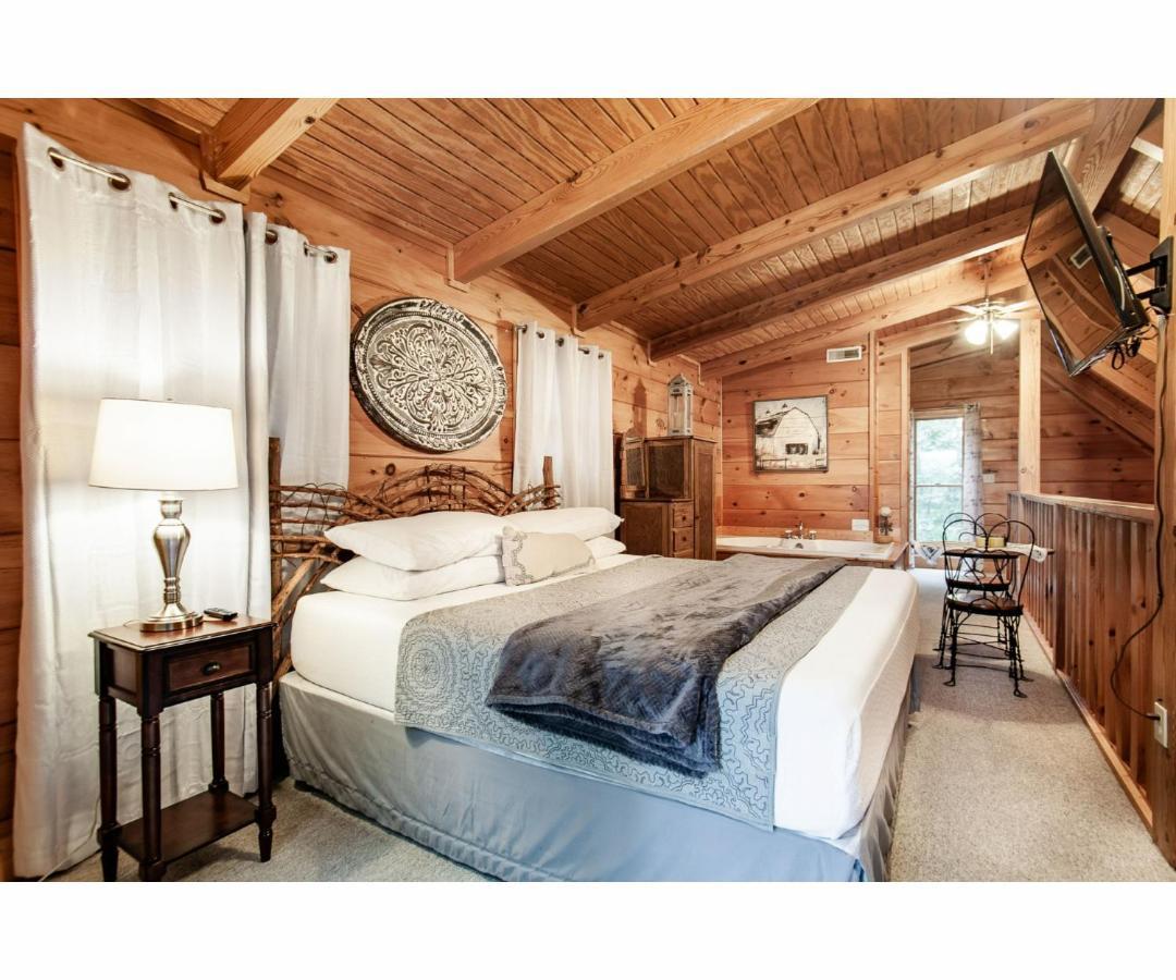 Sweet Dreams With Romantic, Hot Tub And Pool Table *