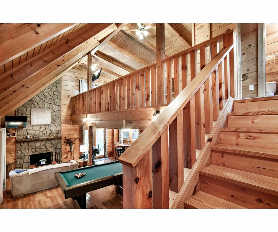 Sweet Dreams With Romantic, Hot Tub And Pool Table * Pigeon Forge
