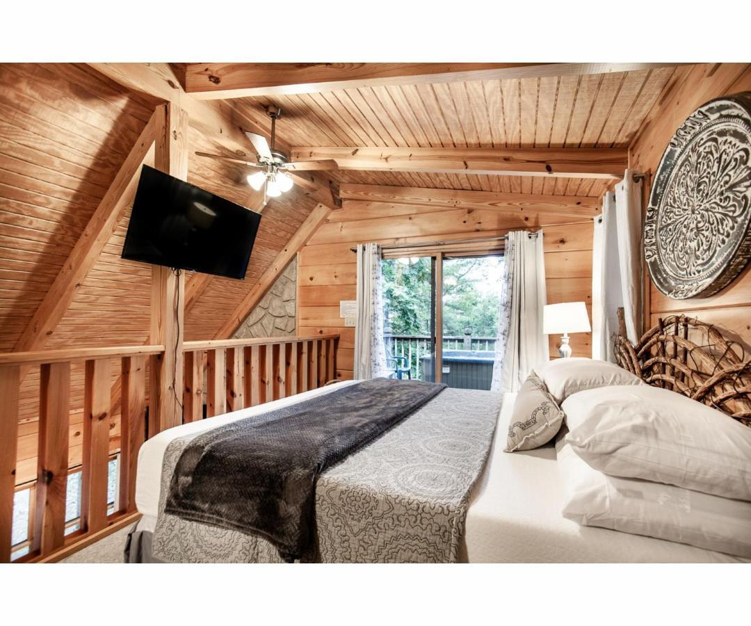 Sweet Dreams With Romantic, Hot Tub And Pool Table * Pigeon Forge