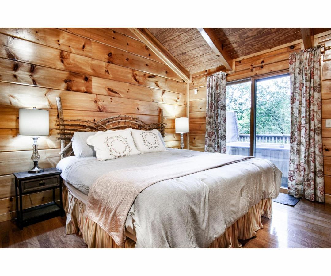 Peekaboo With Hot Tub, Pool Table, And Jacuzzi * Pigeon Forge