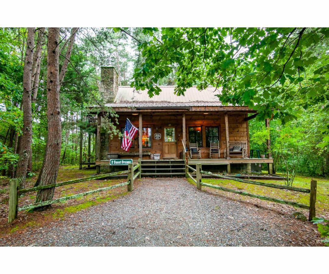 Sweet Dreams With Romantic, Hot Tub And Pool Table * Pigeon Forge