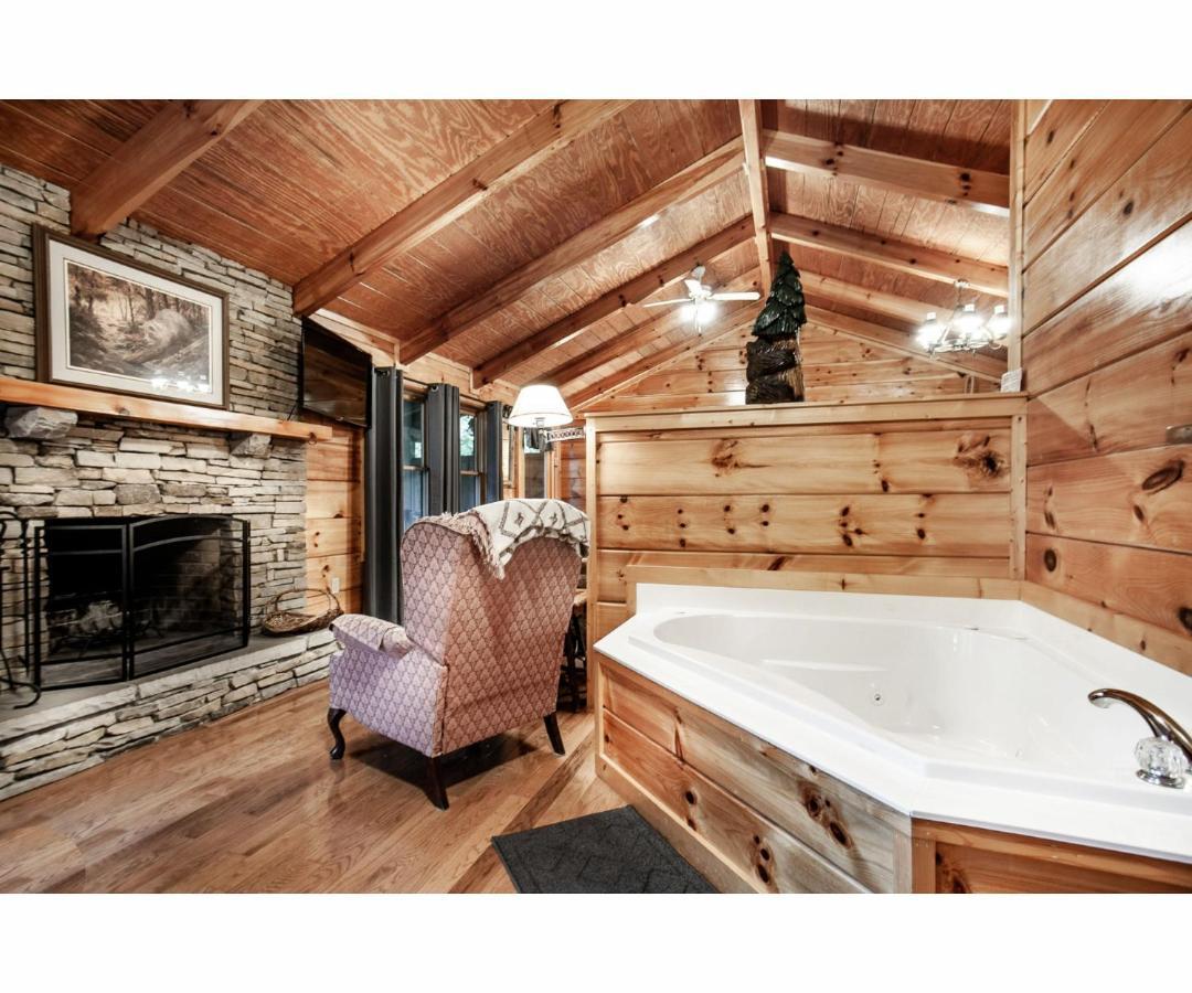 Peekaboo With Hot Tub, Pool Table, And Jacuzzi *