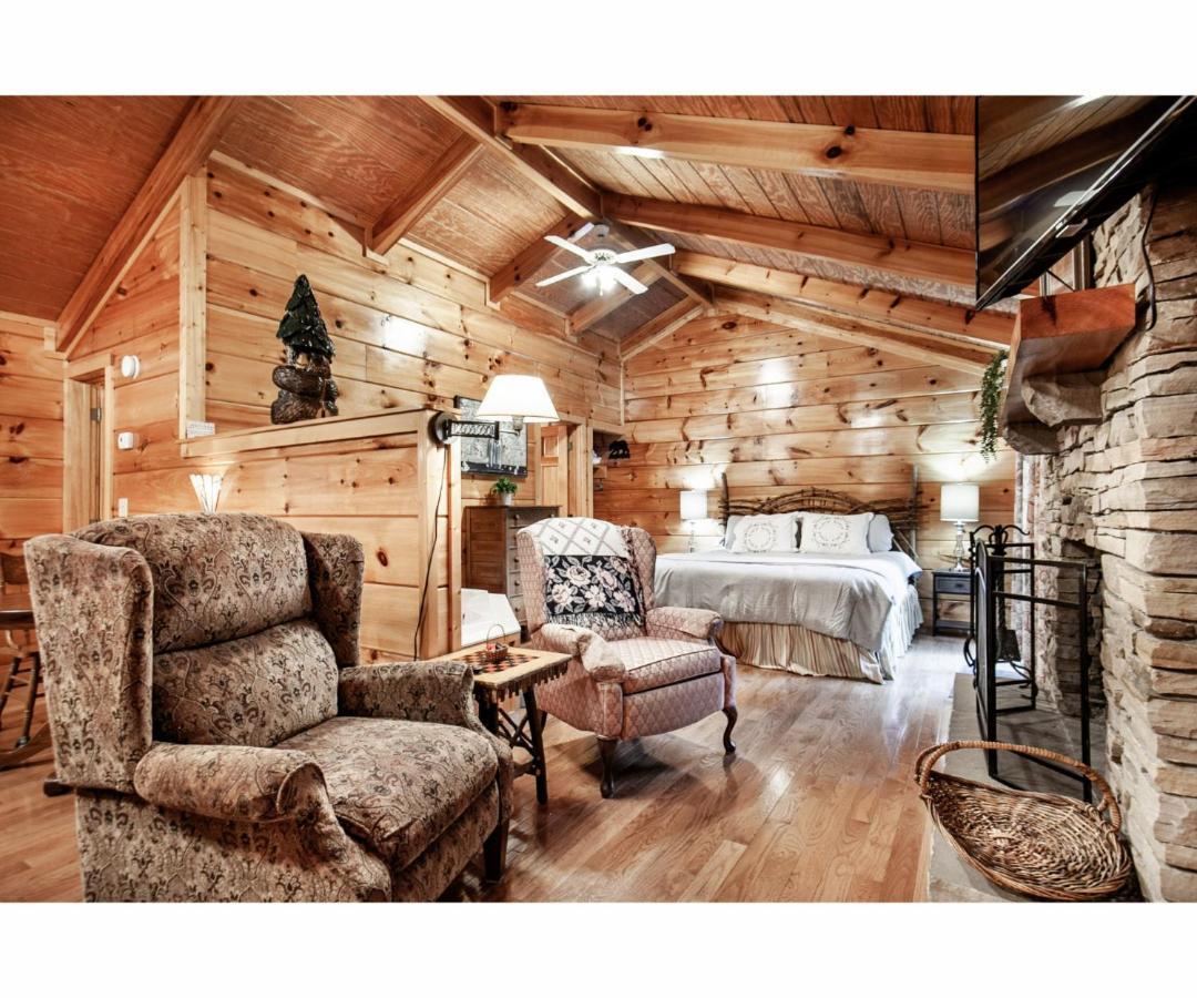 Peekaboo With Hot Tub, Pool Table, And Jacuzzi