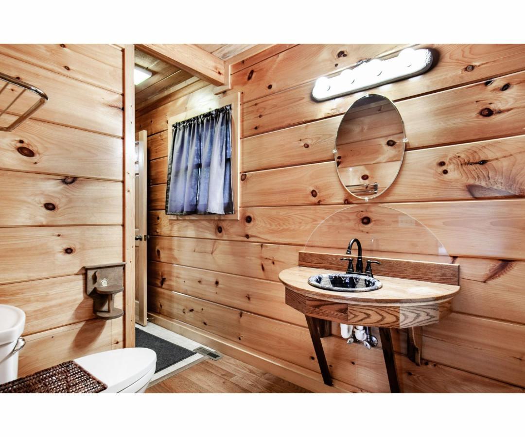 Peekaboo With Hot Tub, Pool Table, And Jacuzzi Holiday home Pigeon Forge