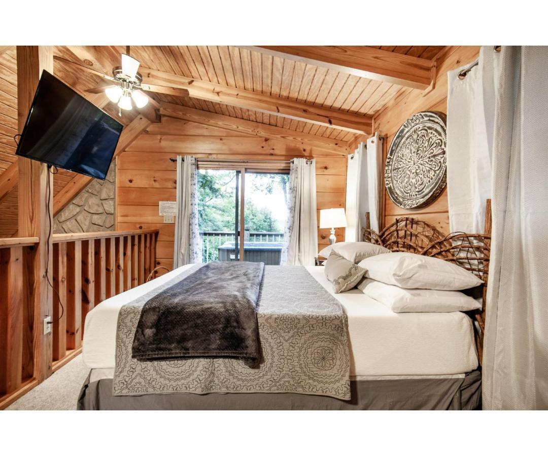Sweet Dreams With Romantic, Hot Tub And Pool Table Holiday home Pigeon Forge