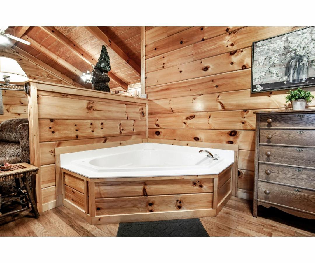 Peekaboo With Hot Tub, Pool Table, And Jacuzzi *