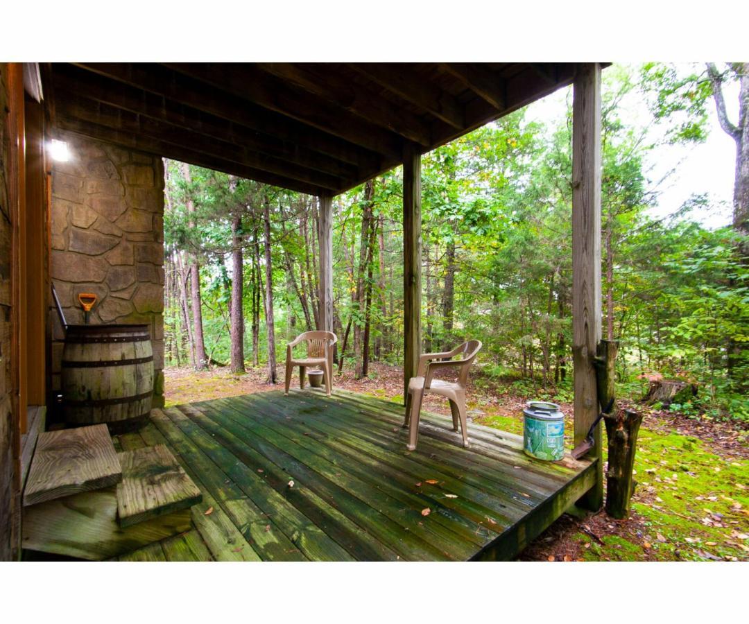 Sweet Dreams With Romantic, Hot Tub And Pool Table Holiday home Pigeon Forge