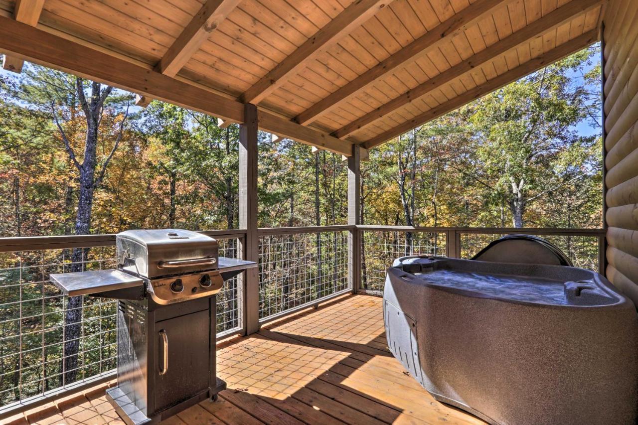 With Hot Tub 1 Mi To Parkway Holiday home