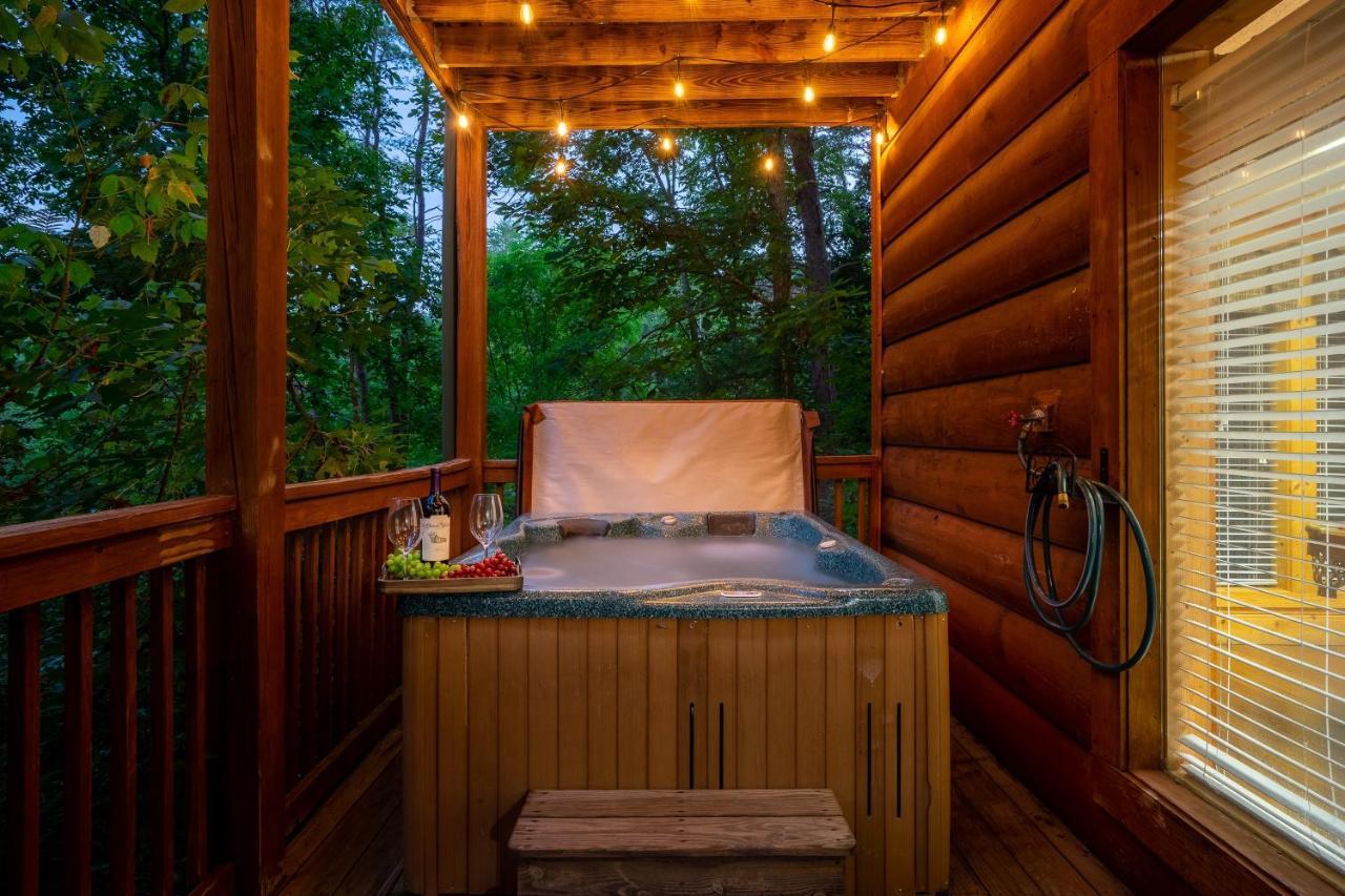 Cozy Log Cabin!! In Heart Of Pf & Close To The Smokies *