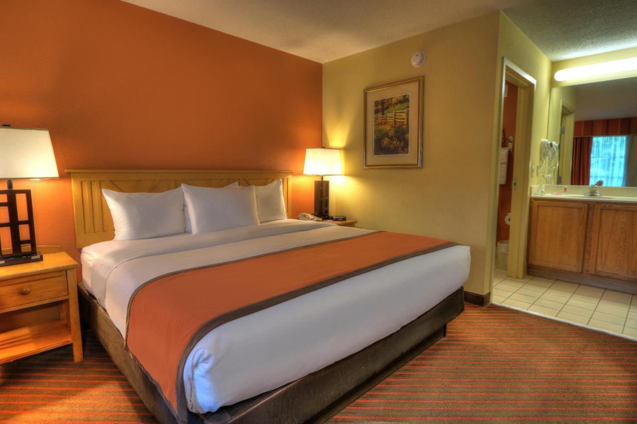 Econo Riverside Pigeon Forge