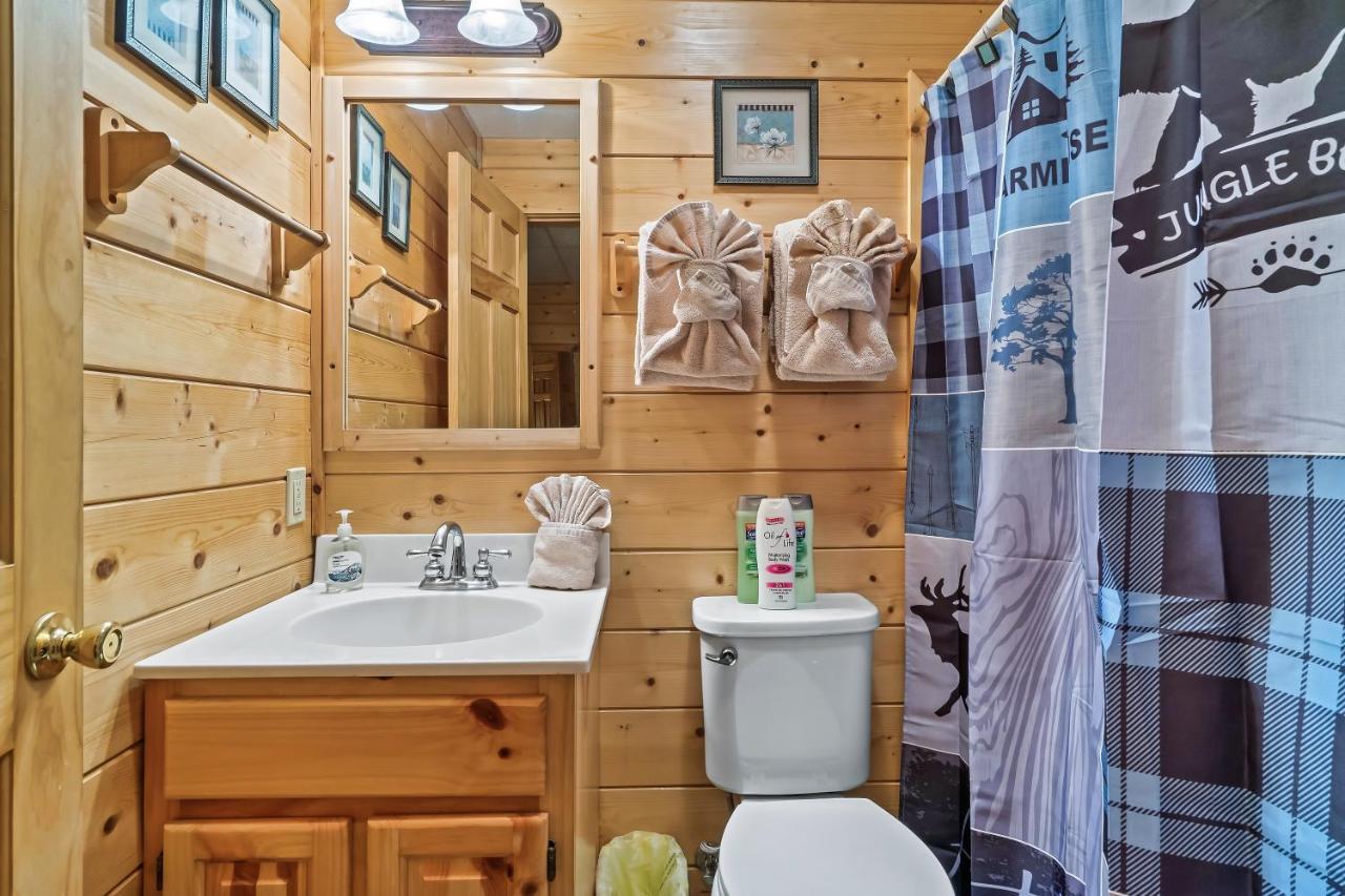 Holiday home Cozy Log Cabin!! In Heart Of Pf & Close To The Smokies