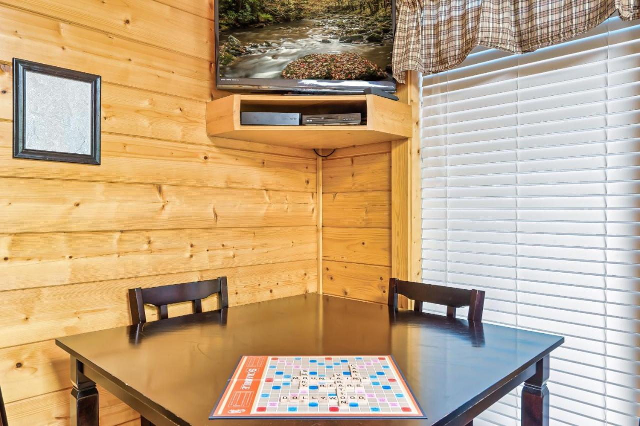 Holiday home Cozy Log Cabin!! In Heart Of Pf & Close To The Smokies