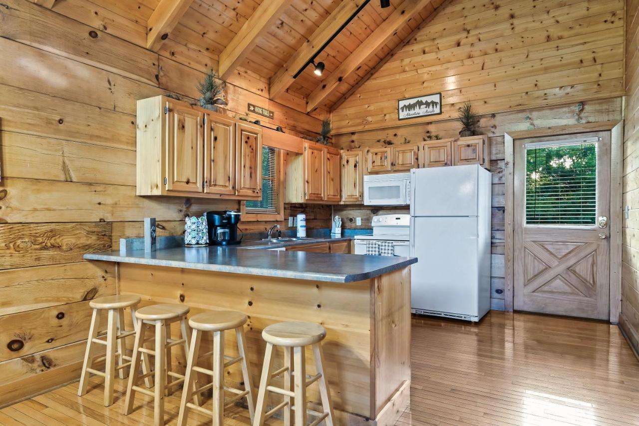 Holiday home Cozy Log Cabin!! In Heart Of Pf & Close To The Smokies Pigeon Forge