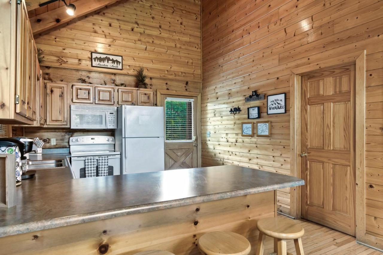 Holiday home Cozy Log Cabin!! In Heart Of Pf & Close To The Smokies *