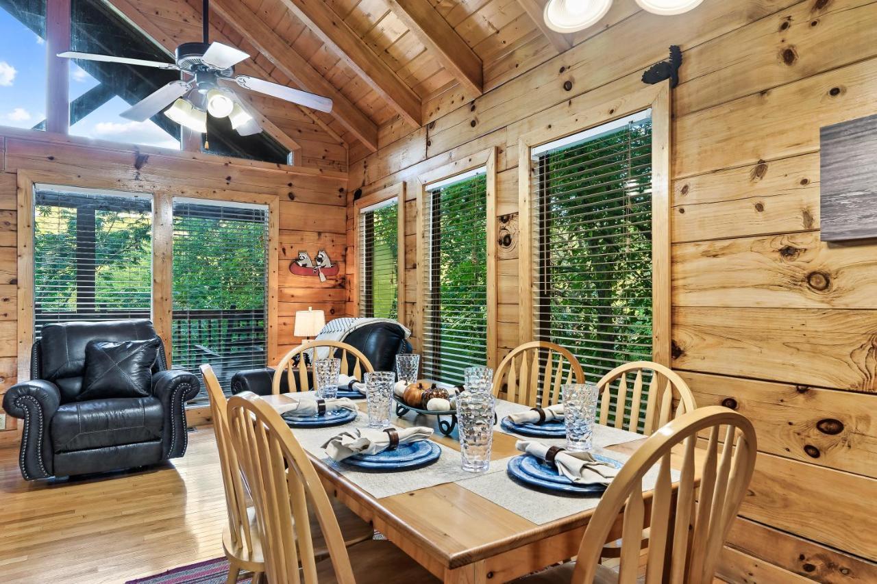 Cozy Log Cabin!! In Heart Of Pf & Close To The Smokies Holiday home