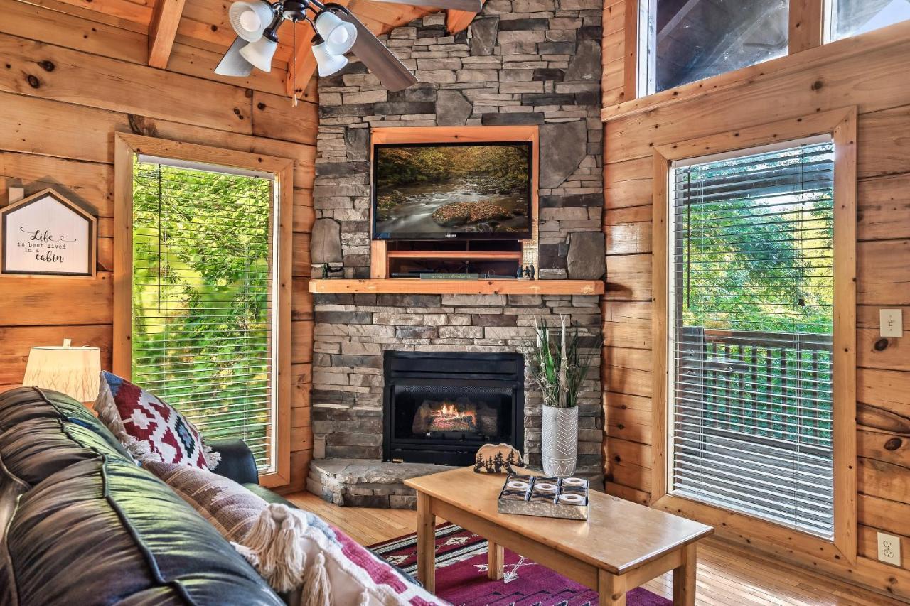 Holiday home Cozy Log Cabin!! In Heart Of Pf & Close To The Smokies *