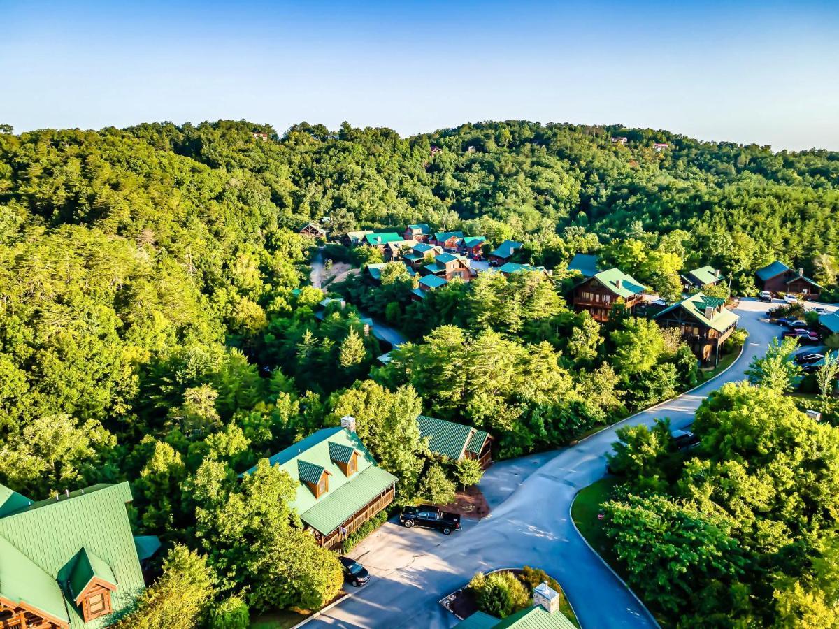Holiday home Cozy Log Cabin!! In Heart Of Pf & Close To The Smokies