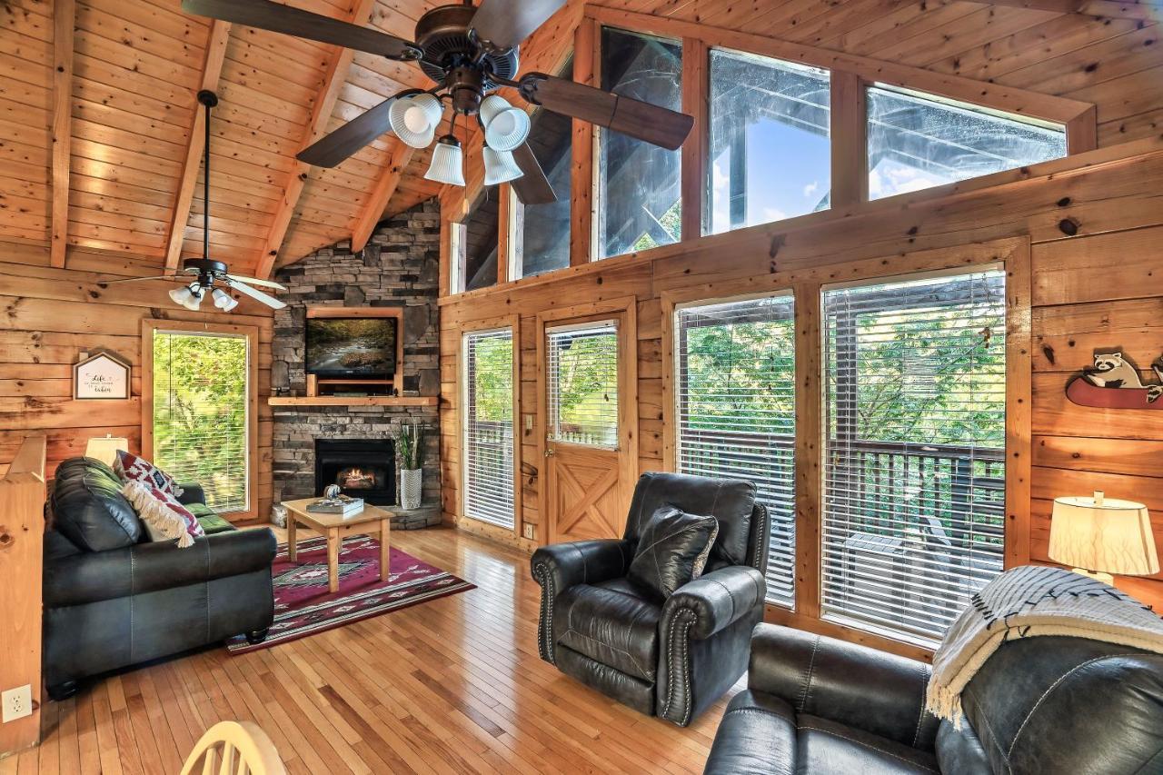 Holiday home Cozy Log Cabin!! In Heart Of Pf & Close To The Smokies