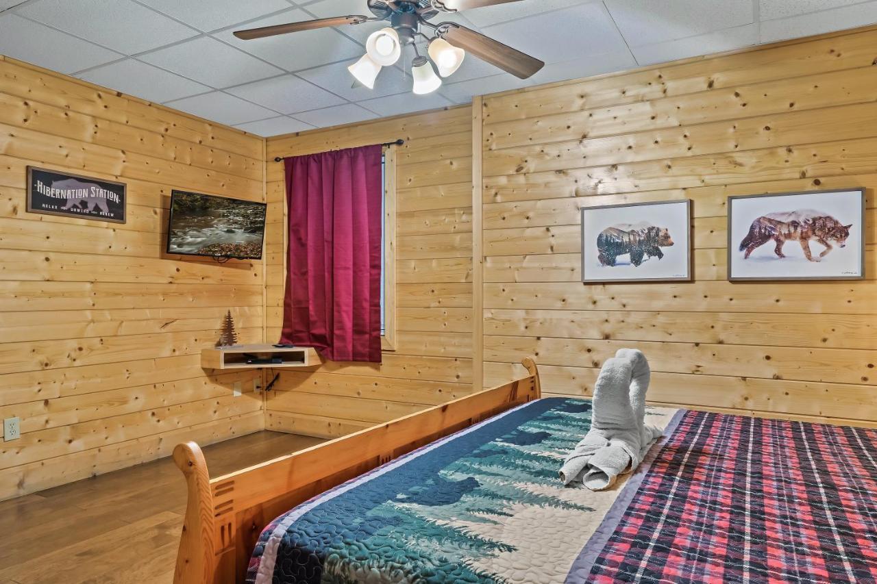 Holiday home Cozy Log Cabin!! In Heart Of Pf & Close To The Smokies *