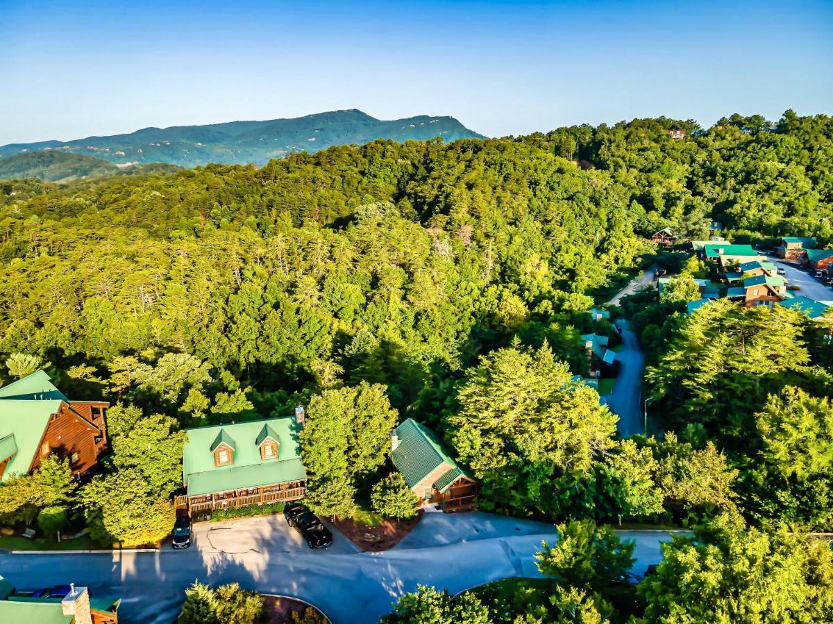 Holiday home Cozy Log Cabin!! In Heart Of Pf & Close To The Smokies