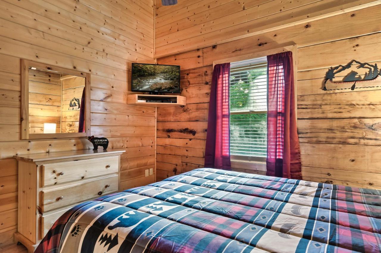 Holiday home Cozy Log Cabin!! In Heart Of Pf & Close To The Smokies *