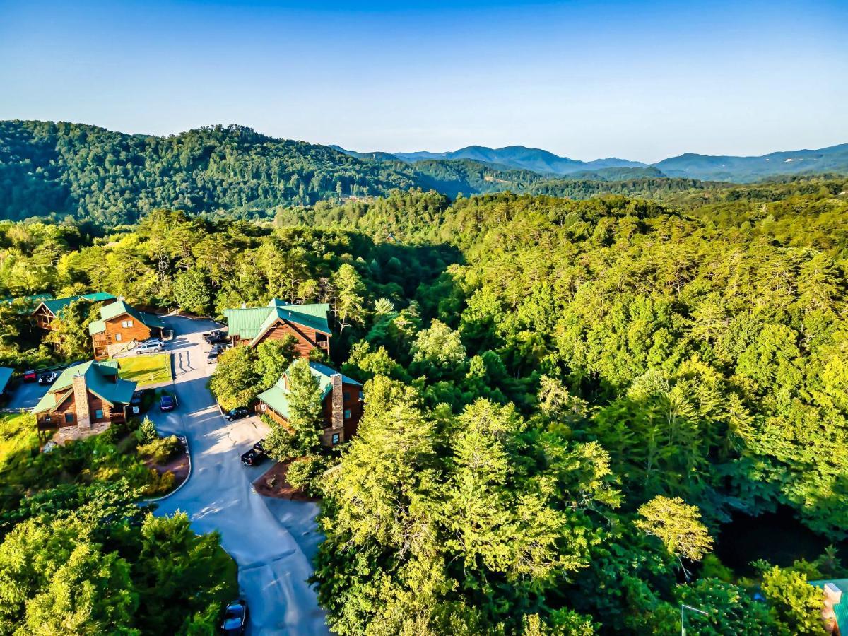 Holiday home Cozy Log Cabin!! In Heart Of Pf & Close To The Smokies *