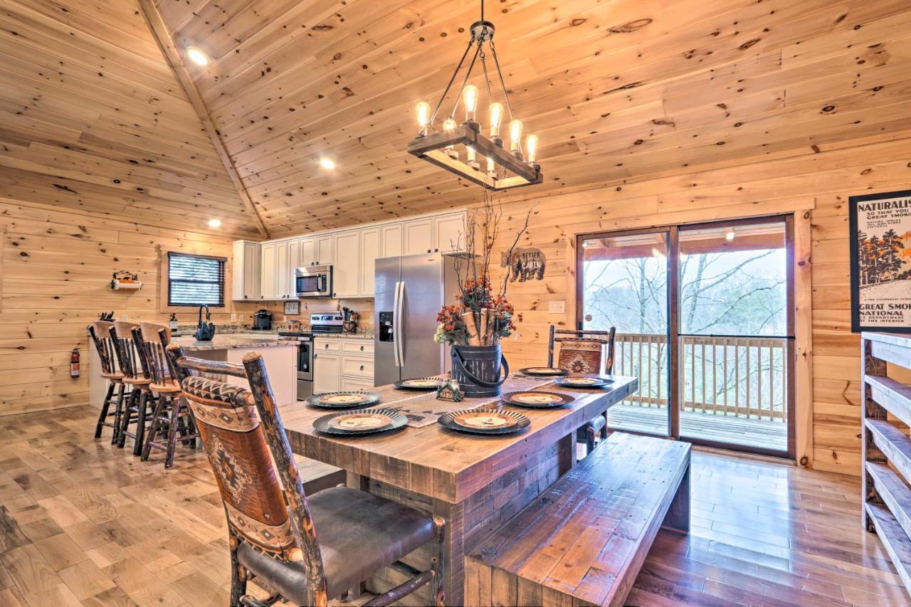 Luxe With Hot Tub, Theater, Pool Table, Arcade *
