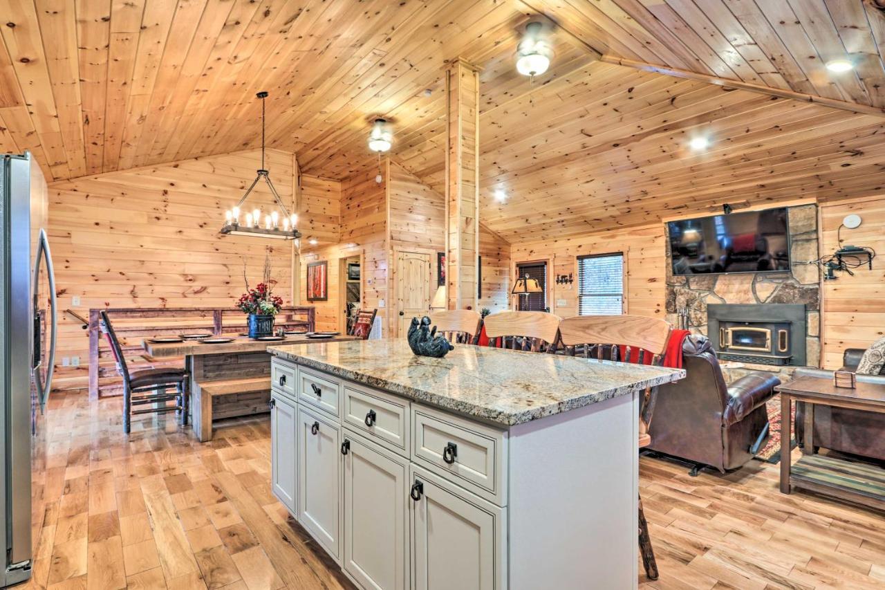 Holiday home Luxe With Hot Tub, Theater, Pool Table, Arcade