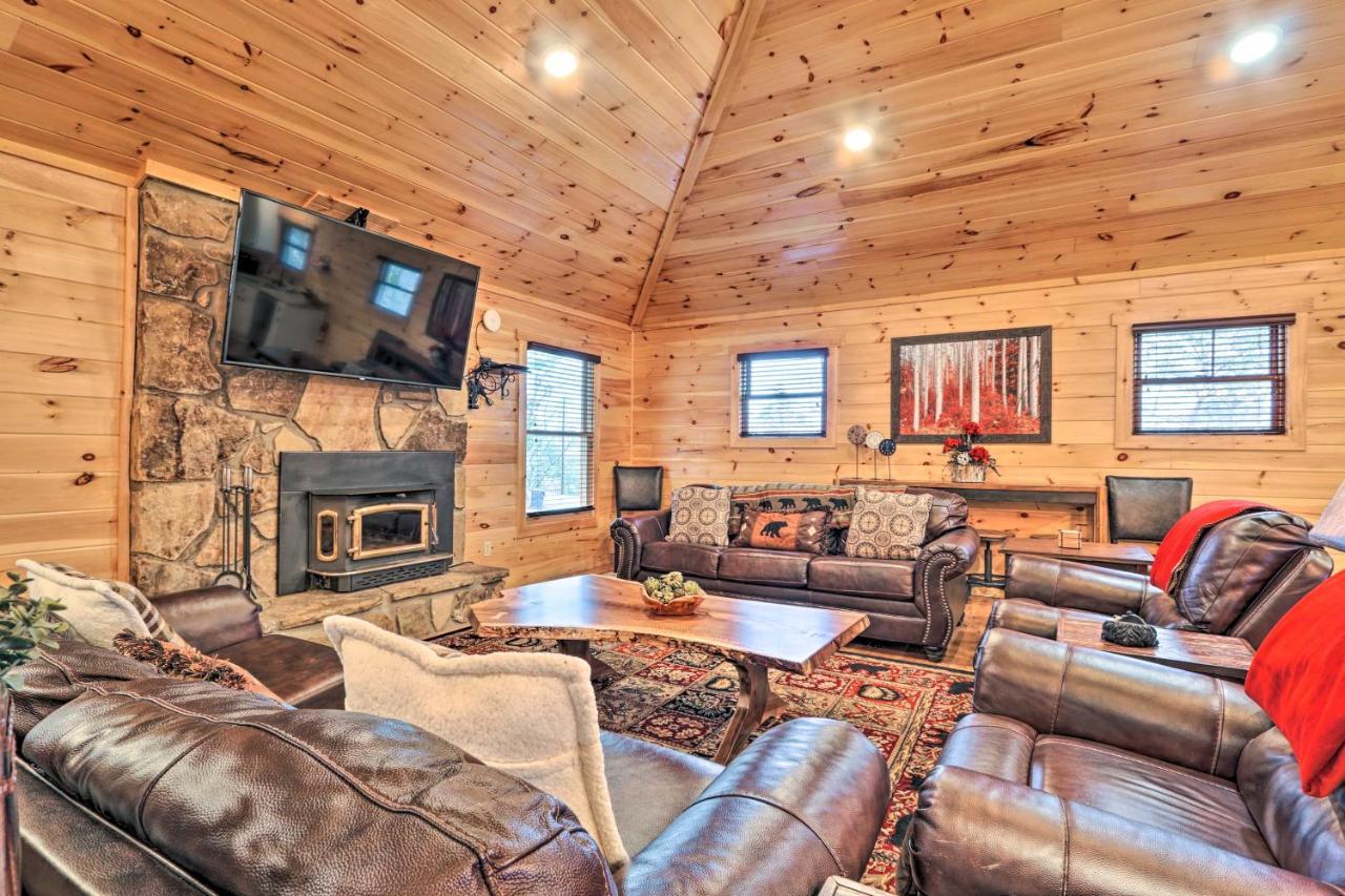 Luxe With Hot Tub, Theater, Pool Table, Arcade *