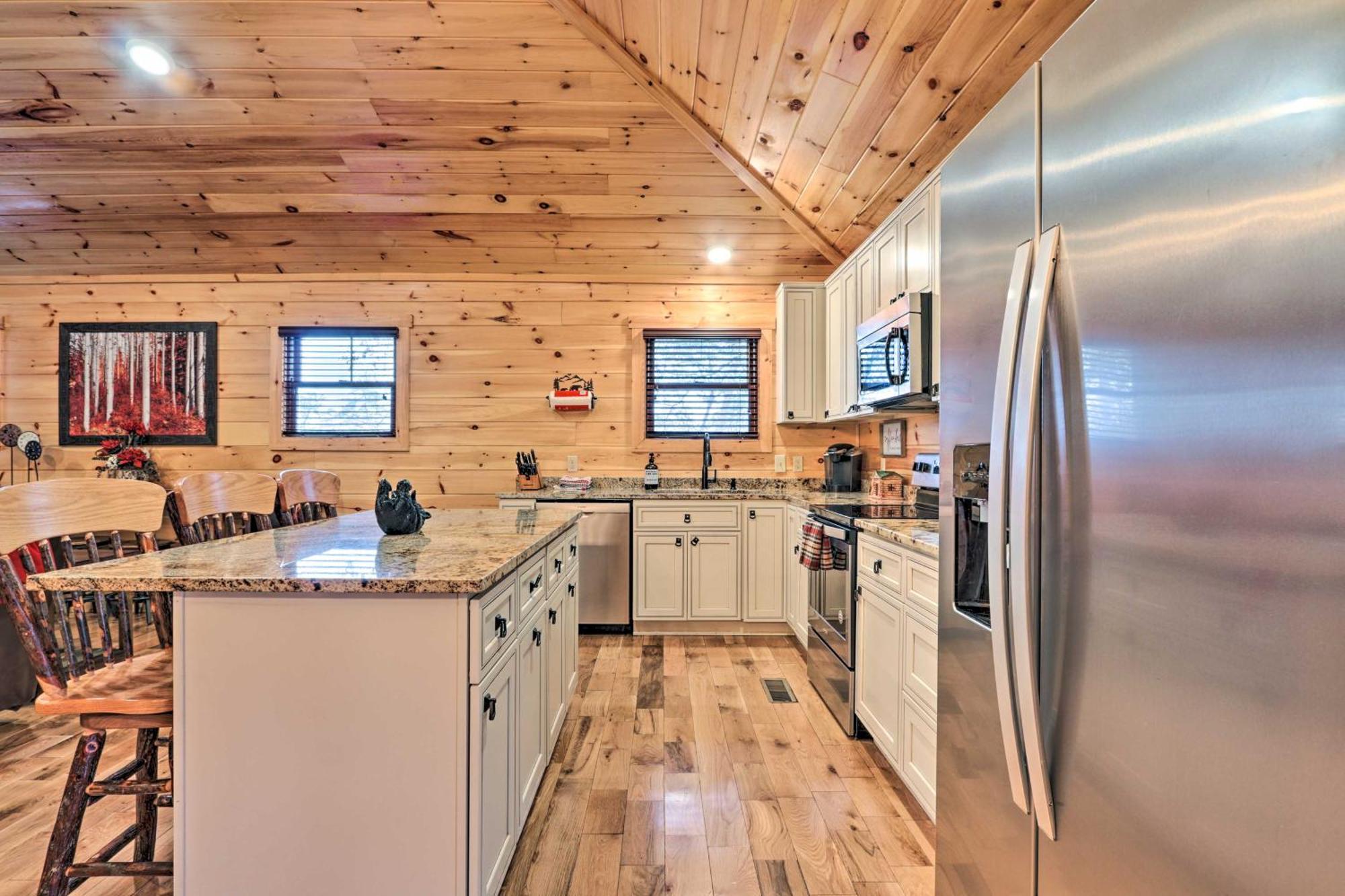 Holiday home Luxe With Hot Tub, Theater, Pool Table, Arcade
