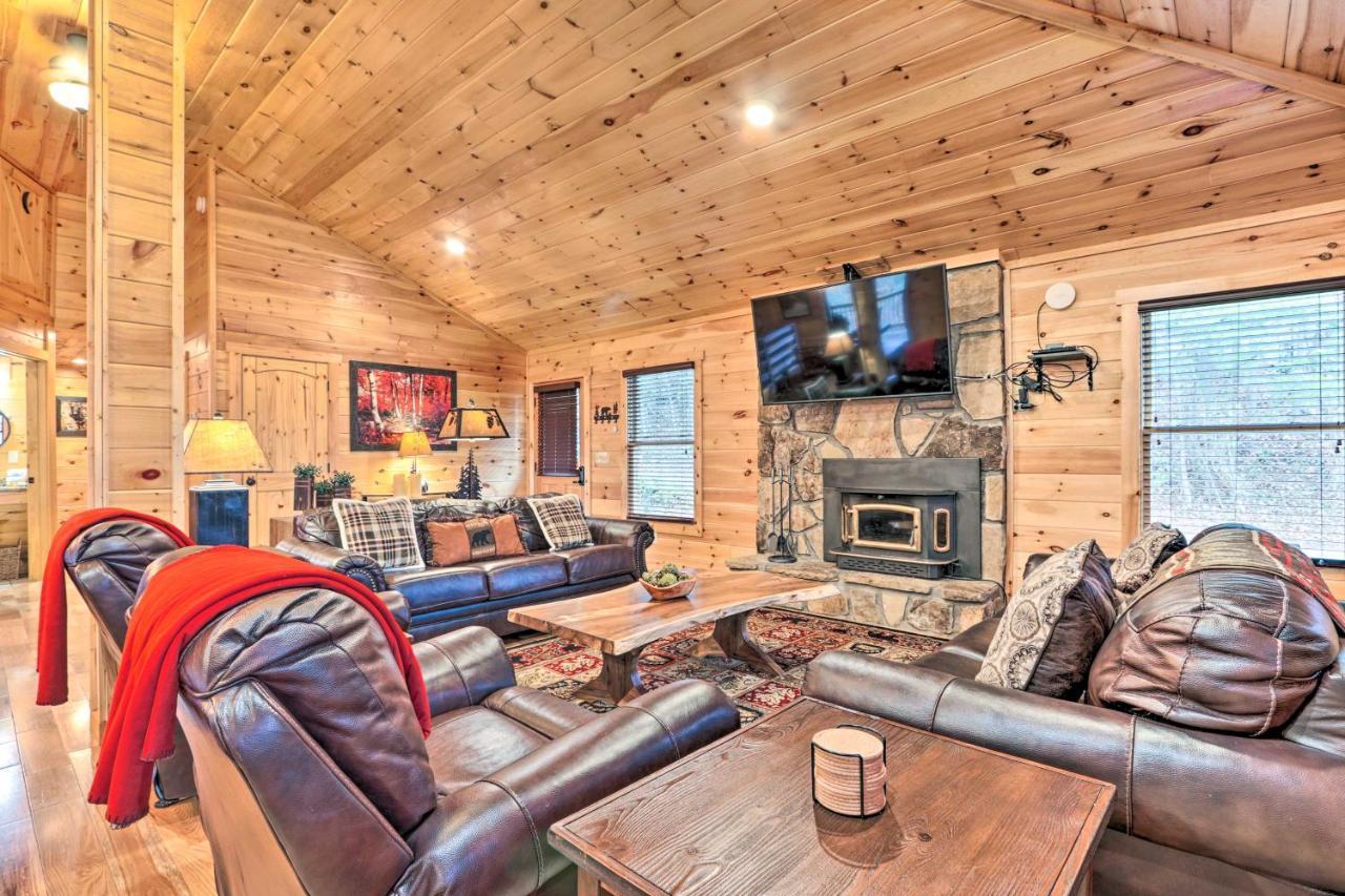Luxe With Hot Tub, Theater, Pool Table, Arcade Holiday home Pigeon Forge