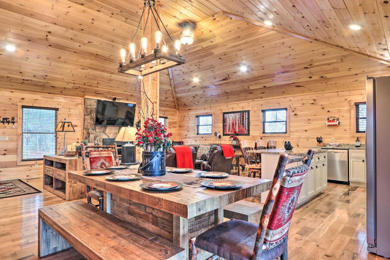 Holiday home Luxe With Hot Tub, Theater, Pool Table, Arcade Pigeon Forge