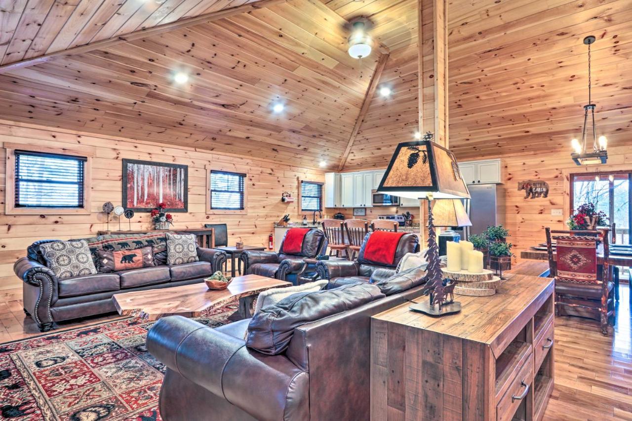 Luxe With Hot Tub, Theater, Pool Table, Arcade Holiday home *