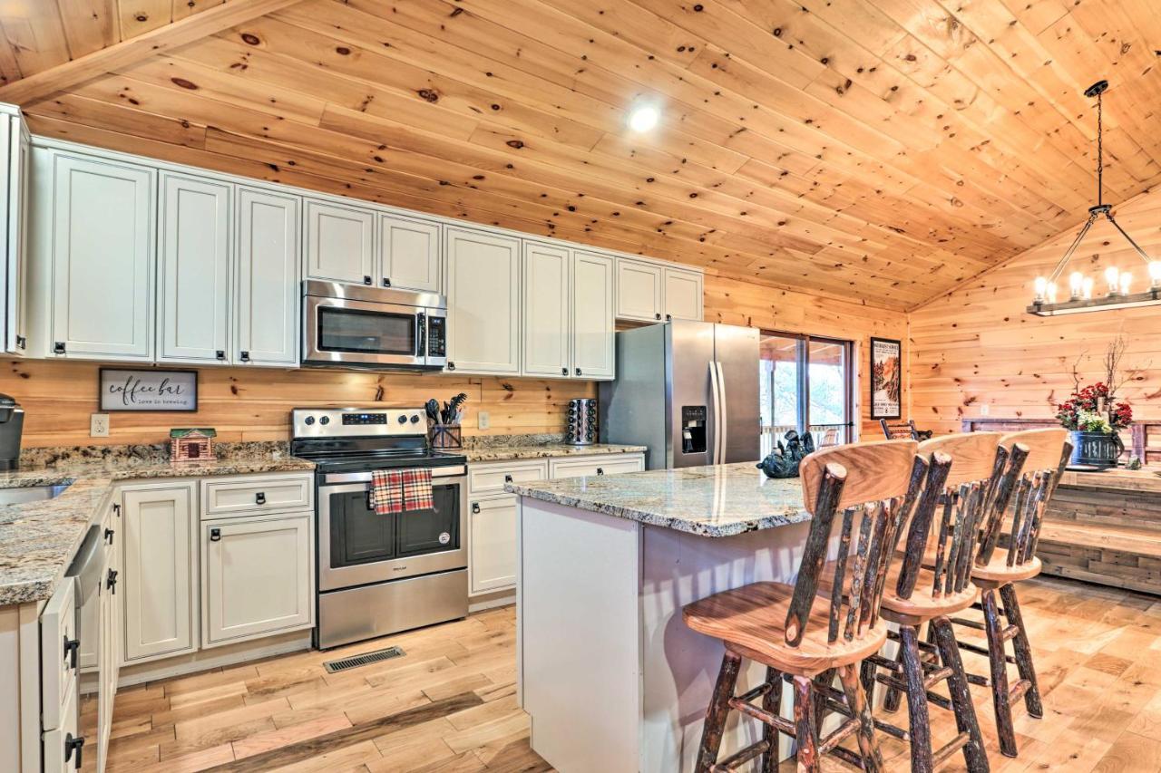 Luxe With Hot Tub, Theater, Pool Table, Arcade Pigeon Forge