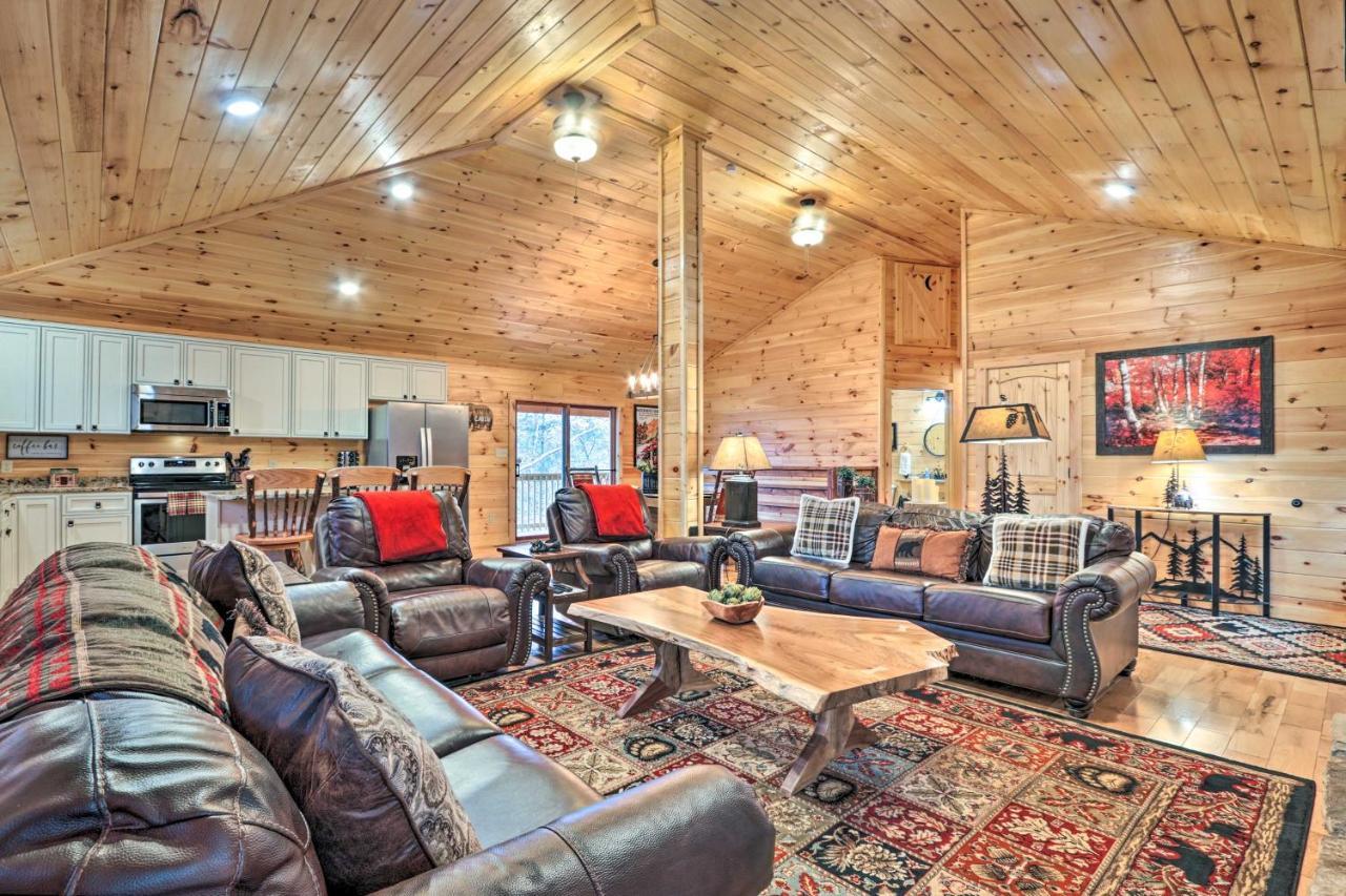 Holiday home Luxe With Hot Tub, Theater, Pool Table, Arcade *