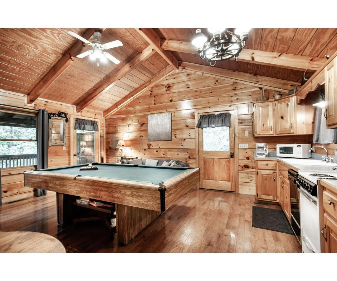 Peekaboo With Hot Tub, Pool Table, And Jacuzzi *
