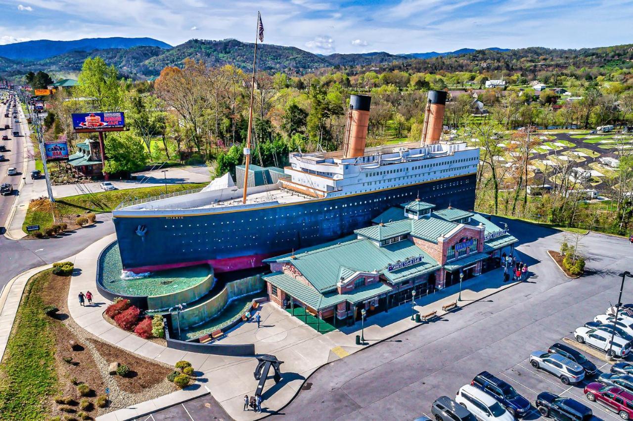 Firefly Hollow - Smoky Mountains - Soaky Mountain Water Park - Sevierville Convention Center