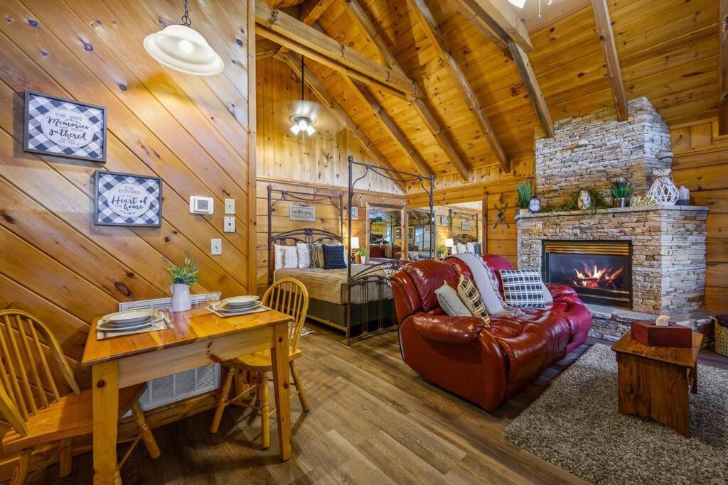 Cozy Log In The Heart Of Pigeon Forge. Hot Tub. Honeymoon! Sleeps 2 Holiday home *