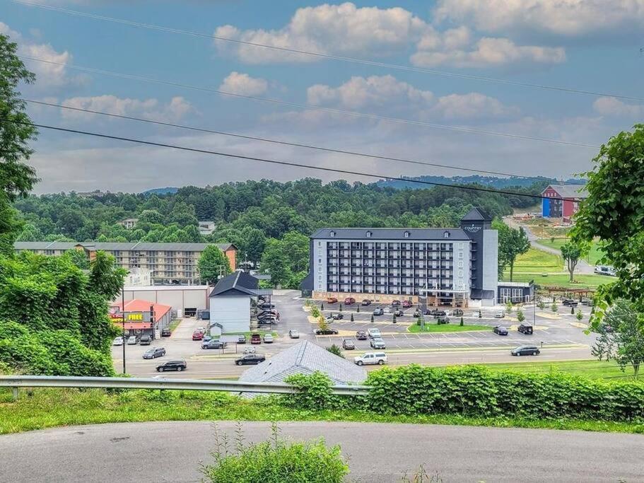 Cozy Log In The Heart Of Pigeon Forge. Hot Tub. Honeymoon! Sleeps 2 Holiday home