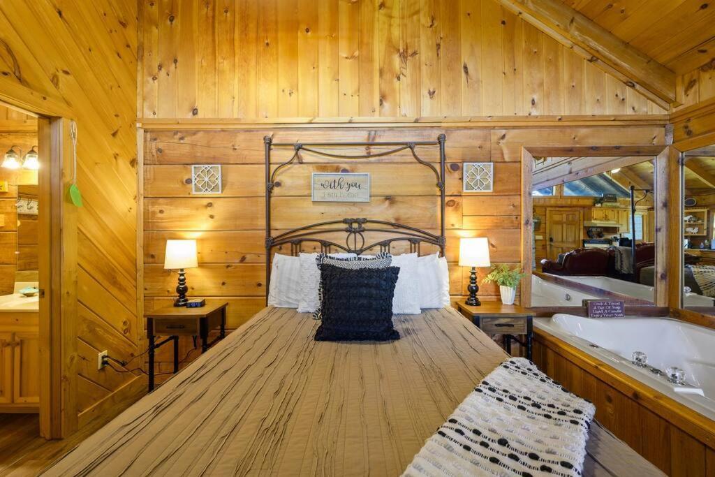 Cozy Log In The Heart Of Pigeon Forge. Hot Tub. Honeymoon! Sleeps 2 Holiday home