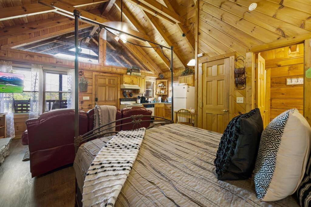 Holiday home Cozy Log In The Heart Of Pigeon Forge. Hot Tub. Honeymoon! Sleeps 2 Pigeon Forge